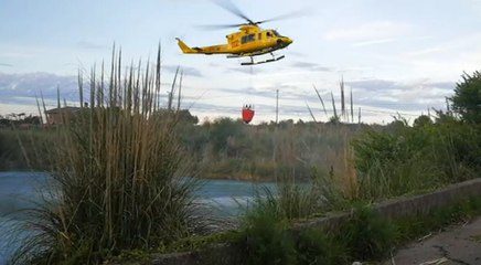 Extinguen un incendio de vegetación en las marismas de Alday