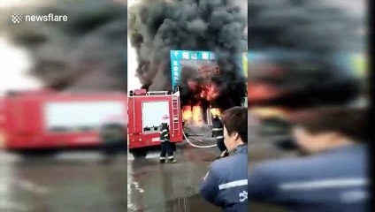 Hero drives crane to save residents trapped in building fire in northern China