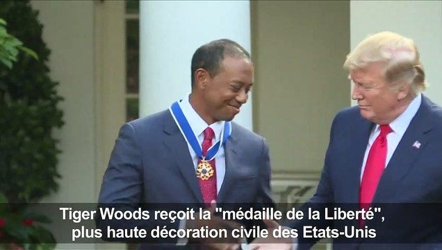 Donald Trump décore la légende Tiger Woods