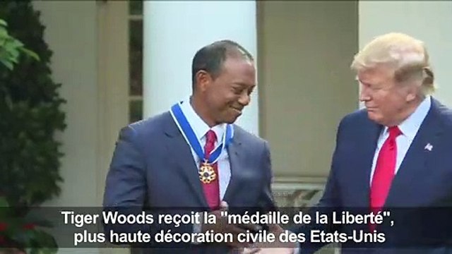 Donald Trump décore la légende Tiger Woods