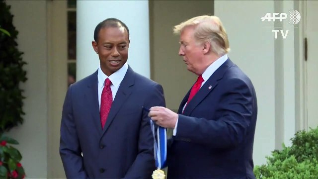 Donald Trump décore la légende Tiger Woods