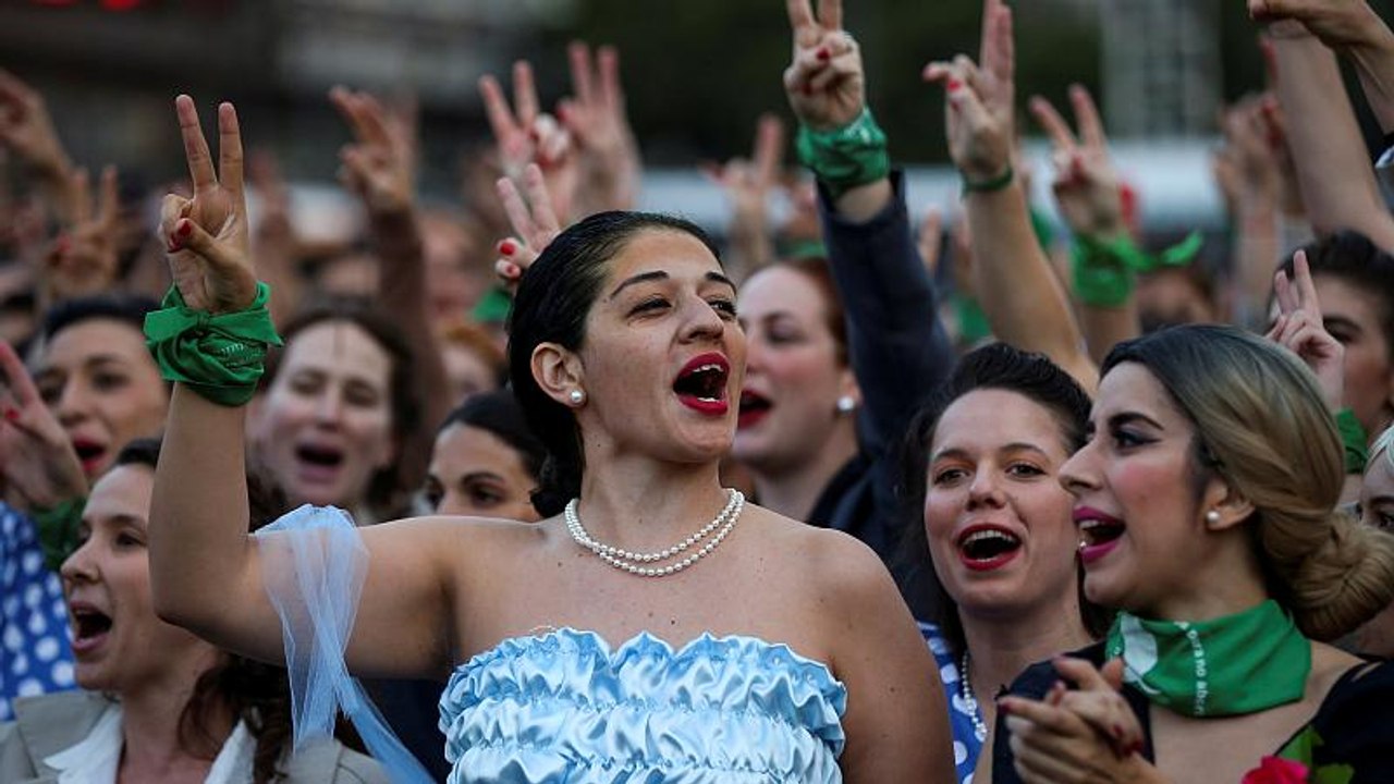 Cien "Evitas" protestan en Buenos Aires contra Mauricio Macri