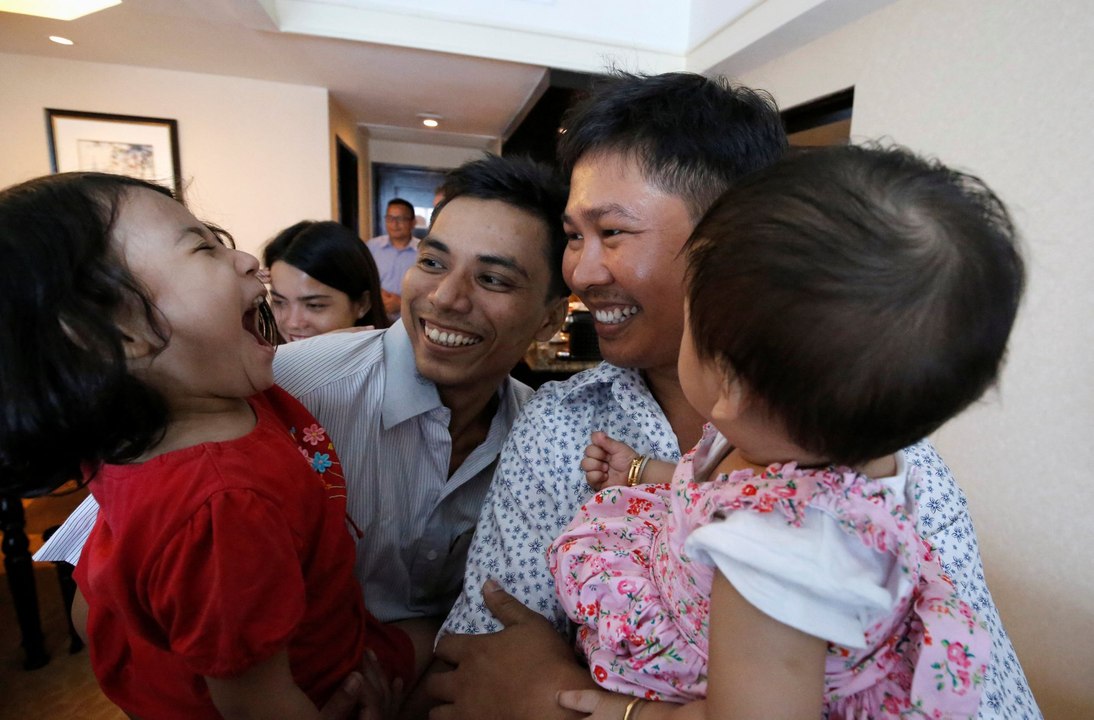 Reuters သတင္းေထာက္ ၂ ဦးရဲ႕ မိသားစုဝင္ေတြ ေမွ်ာ္လင့္ခ်က္ ျပည့္တဲ့ ေန႔ (႐ုပ္/သံ)