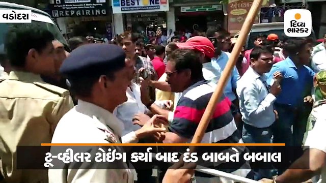 મહિલાનું ટુ-વ્હીલર ટોઇંગ કર્યાં બાદ ટ્રાફિક પોલીસે 500 રૂપિયા માંગતા મામલો બિચક્યો