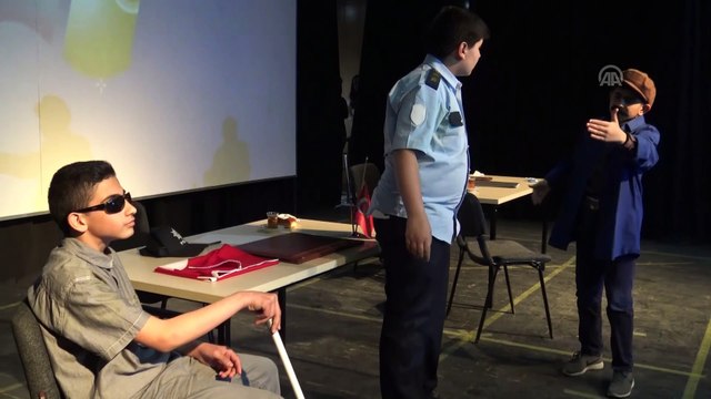 Trafik kurallarına skeçle dikkati çektiler - KARS