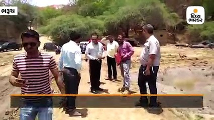 આઇલેન્ડના માલિક સવજી ધોળકીયાએ નર્મદા નદીમાં બનાવેલો રસ્તો તોડવાનું કામ શરૂ કર્યું