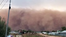 Dust storm rolls through Australian town in apocalyptic scene 'just like on Game of Thrones'