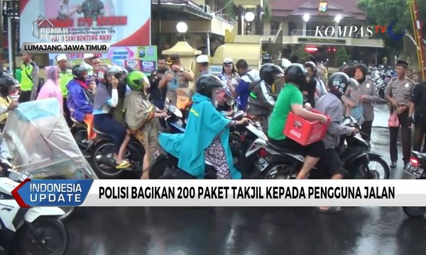 Polisi Lumajang Bagikan 200 Paket Takjil Kepada Pengguna Jalan