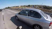 Une voiture fait un tonneau sur une autoroute