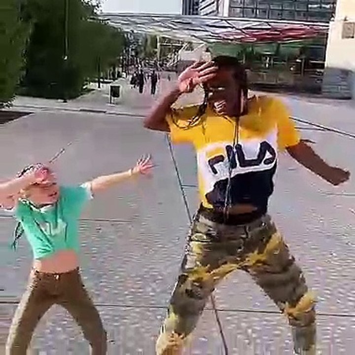 Cette petite fille danse comme une pro avec sa coach. Trop fortes !!