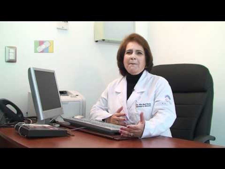 ¿Qué tipo de efectos secundarios adversos puede tener el tratamiento de la hepatitis C?