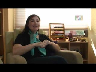 Mi hijo habla poco, parece ensimismado, no me presta atención, pero sí escucha. ¿A qué se debe?