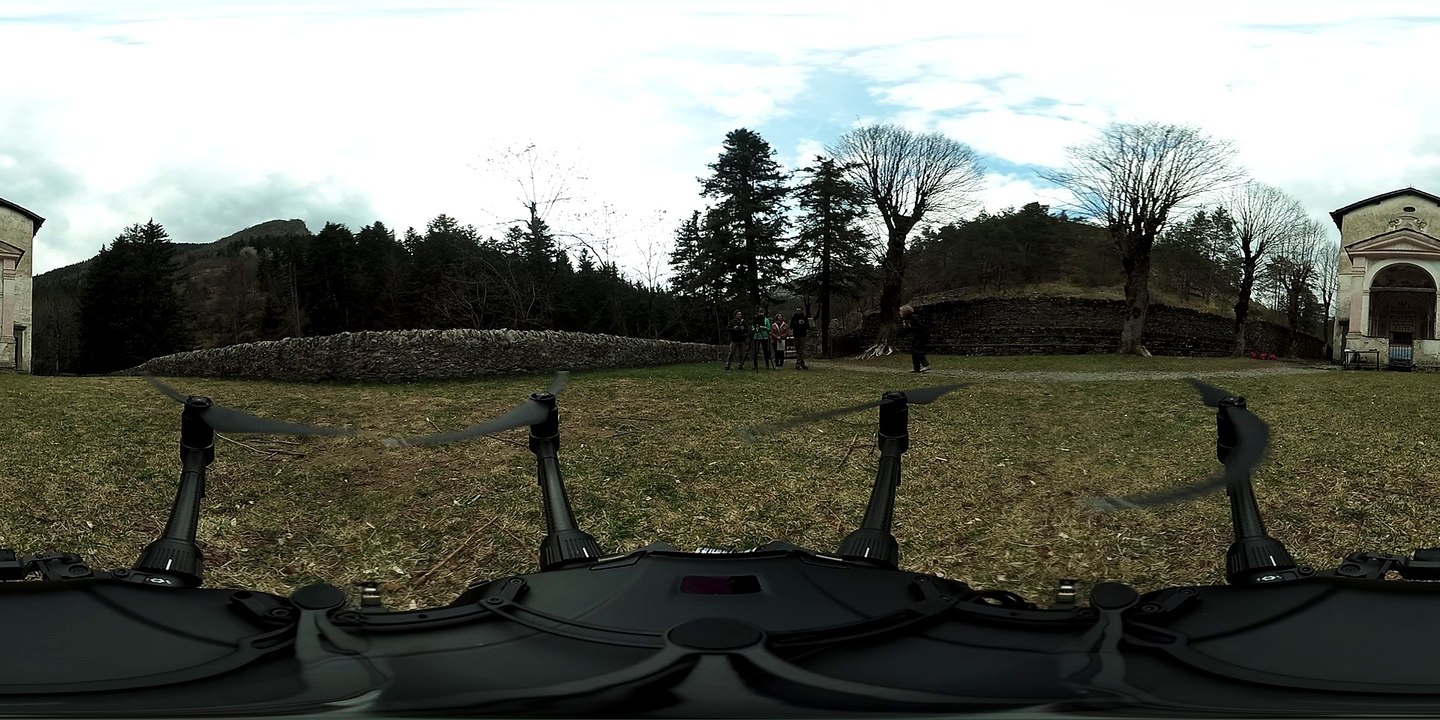 Décollage du drone à l’extérieur de la chapelle Notre-Dame-des-Fontaines de la Brigue