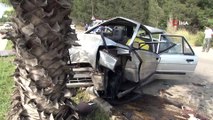 Kontrolden çıkan otomobil refüjdeki ağaca çarptı: 4 yaralı
