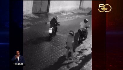 Cuatro hombres en moto se bajan a robar a un transeúnte en Santo Domingo