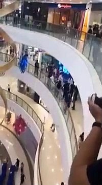 Une bagarre entre deux équipes de Taekwondo dans un centre commercial