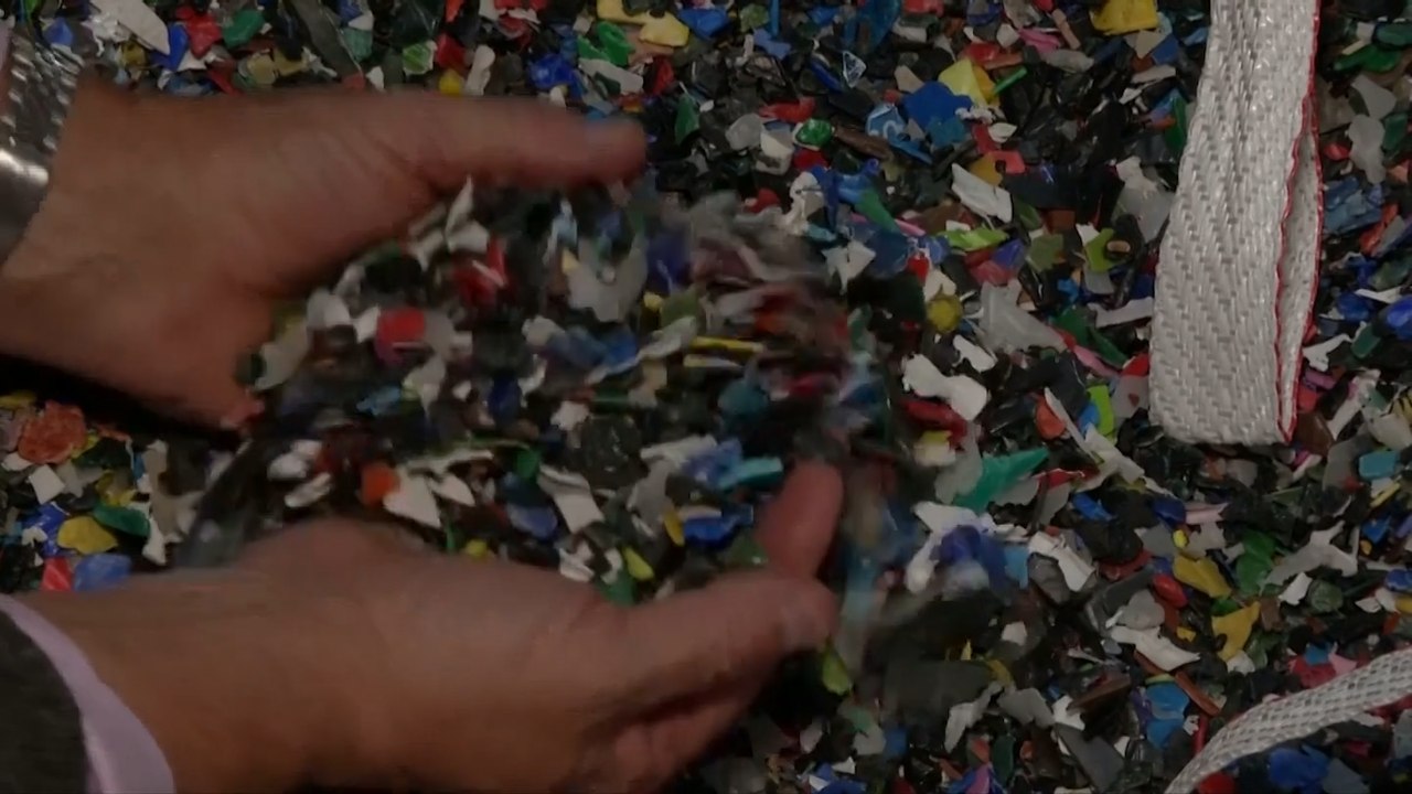 Incredible Machine Can Transform And Reuse Plastic