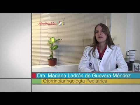 ¿Cuál es la atención inmediata que debo darle a mi hijo si se introduce algún objeto al oído?