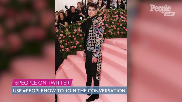 Billy Porter, in a 24-Karat Gold Headpiece, Is Carried onto the Met Gala Red Carpet on a Litter
