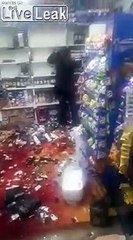 Elle devient folle et détruit un supermarché en vidant les rayons au sol !