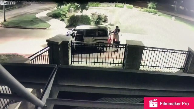 Ils jettent leur chien par-dessus la barrière pour s'en débarrasser !