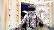 Una singular pareja de astronautas 'aterriza' en Sestao para irse de compras