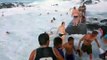 Des touristes dans une piscine naturelle se font balayer par une vague géante - Kiama (australie)