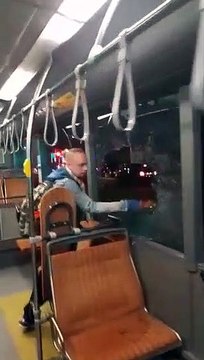 Ce passager d'un bus casse la vitre parce que le chauffeur refuse de le laisser sortir !