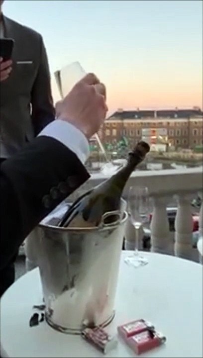 Façon incroyable de sabrer le champagne... avec un verre