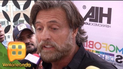 ¡MUY MOLESTO! Juan Soler manda sacar a reportera por preguntarle sobre su divorcio con Maki.