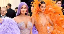 Kylie Jenner, Jennifer Lopez'in Kalçalarından Gözlerini Alamadı!