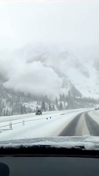 Une énorme avalanche déboule de la montagne dans le Colorado