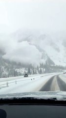 Une énorme avalanche déboule de la montagne dans le Colorado