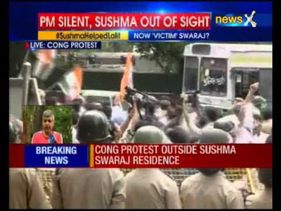 Congress protests outside Sushma's house