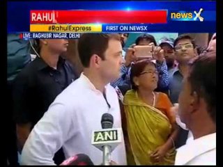 Rahul meets street vendors, says poor people being sidelined