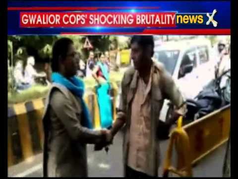 Female constables thrash and abuse an auto driver in Gwalior