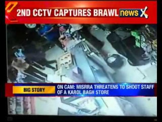 Tải video: Former Bigg Boss contestant Pooja Mishra allegedly assaults staff in Delhi store