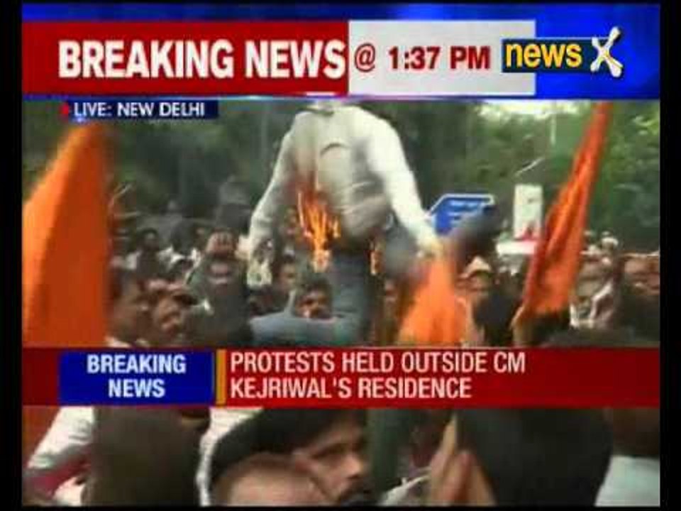 MCD workers stage massive protest in New Delhi