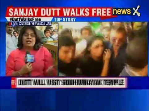 Sanjay Dutt walks free; Kisses ground, Salutes Prison