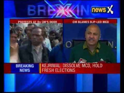 Protesting Sanitation Workers Have A Present For Manish Sisodia: Garbage