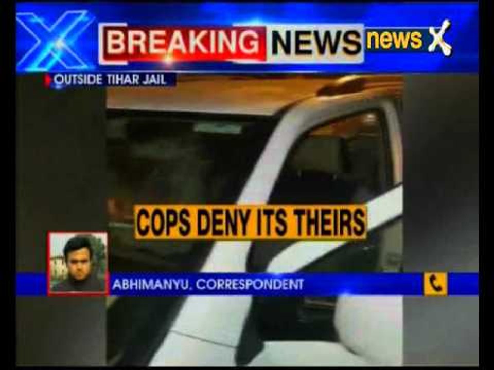 Shocking Video: Two warders fight like goons outside Tihar Jail, Delhi