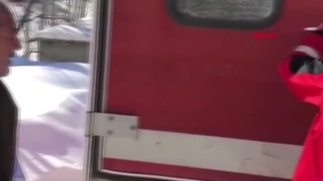 Bingöl Yolu Kardan Kapalı Köydeki Hasta Paletli Ambulansla Alındı
