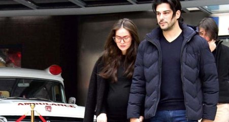 Télécharger la video: Fahriye Evcen ve Burak Özçivit Çifti, Bebeklerinin Adını Karan Koyacak