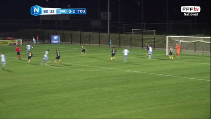 Corner bien repoussé par le gardien de Pau FC.
