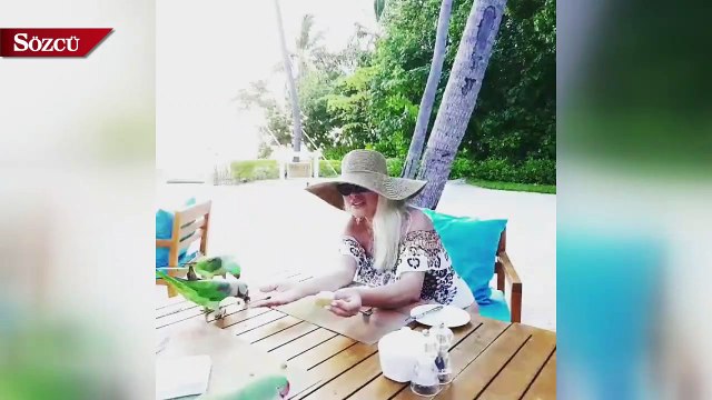 Seren Serengil papağanları elleriyle besledi