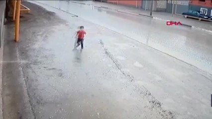 Dha Dış ? Rusya'da Bir Çocuğun Kazadan Ramakla Kurtulduğu An Kamerada