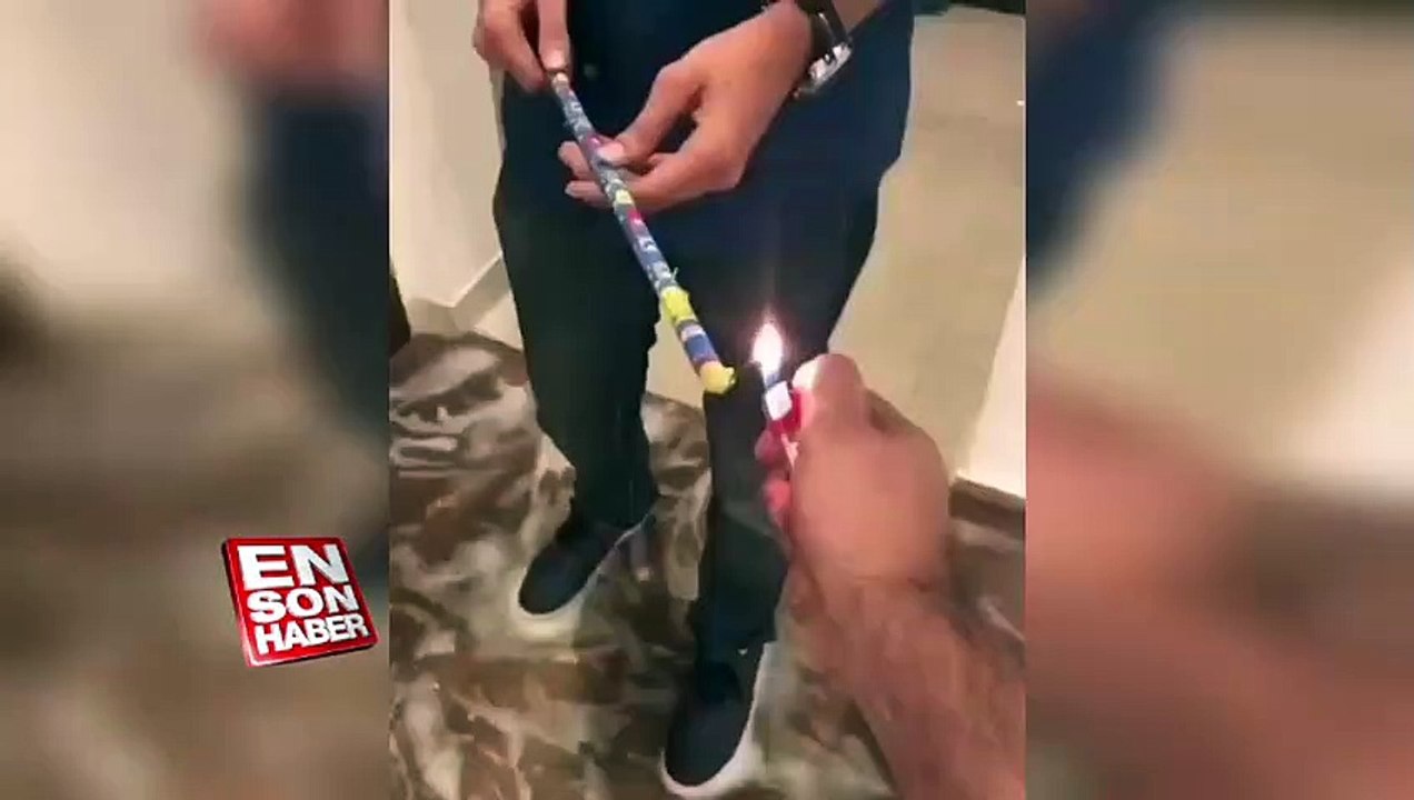 Havai fişek ve köpüklü suyla arkadaşlarını fena şakalayan eleman