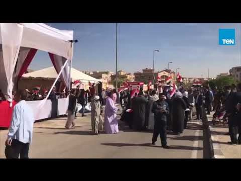 الرئيس | الناخبون يرفرفون بأعلام مصر في مدرسة سيزا نبراوي بالتجمع الخامس