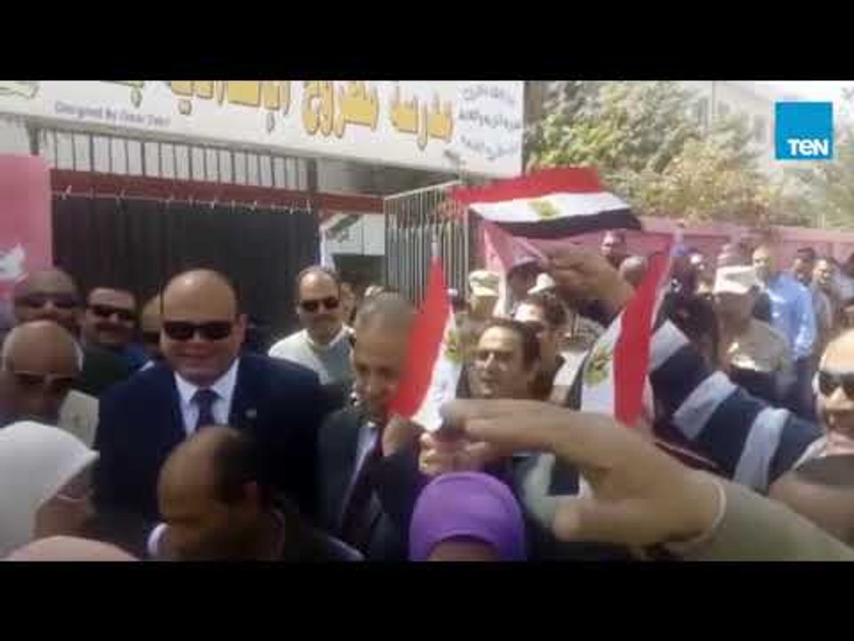 الرئيس | الناخبون يحيون محافظ مطروح من أمام لجنته الانتخابية بعد الإدلاء بصوته