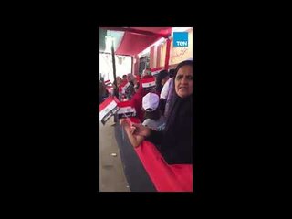 الرئيس | الناخبون يرفعون أعلام مصر أمام لجنة مدرسة فتحية بهيج بعابدين